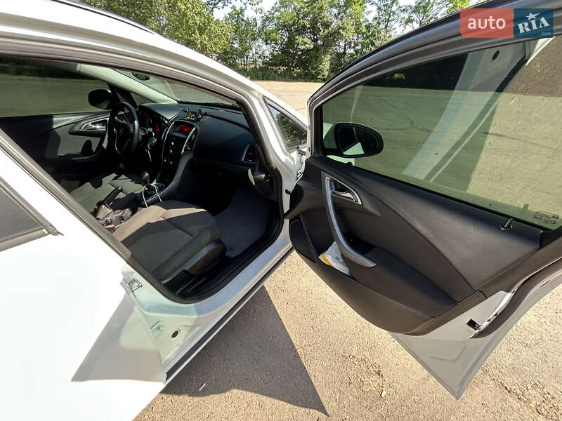Універсал Opel Astra 2012 в Первомайську