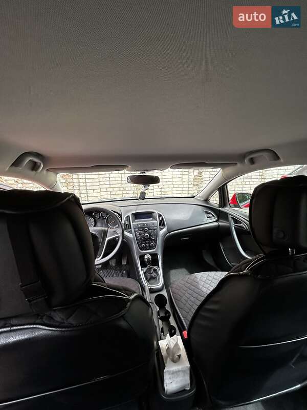 Седан Opel Astra 2014 в Рівному