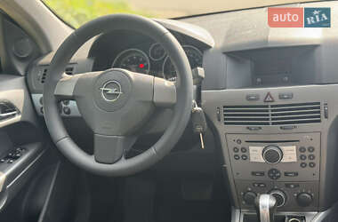Хэтчбек Opel Astra 2005 в 