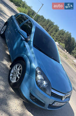 Хэтчбек Opel Astra 2005 в 
