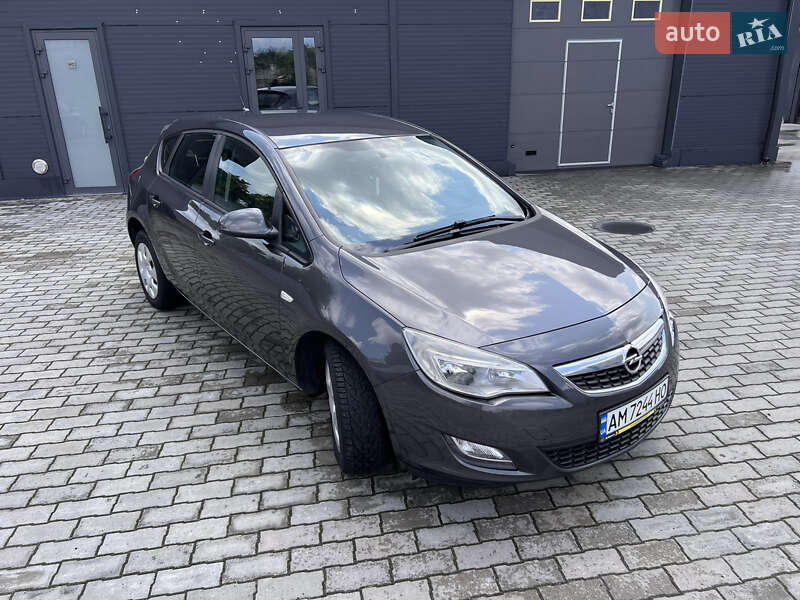 Хэтчбек Opel Astra 2011 в Малине