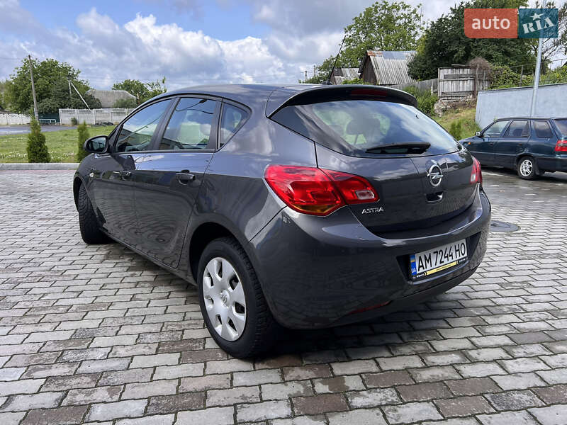 Хэтчбек Opel Astra 2011 в Малине
