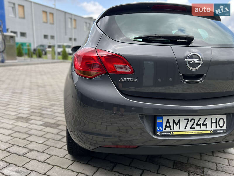 Хэтчбек Opel Astra 2011 в Малине