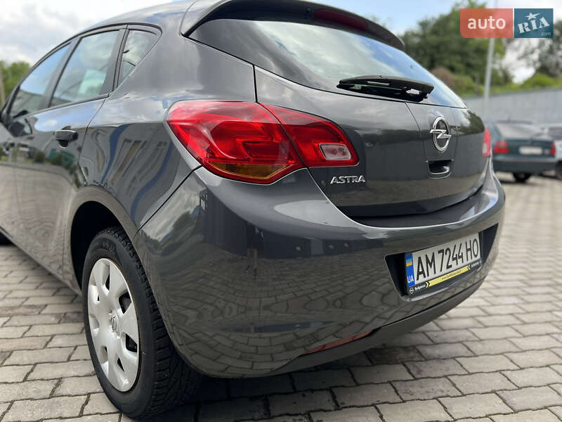 Хэтчбек Opel Astra 2011 в Малине
