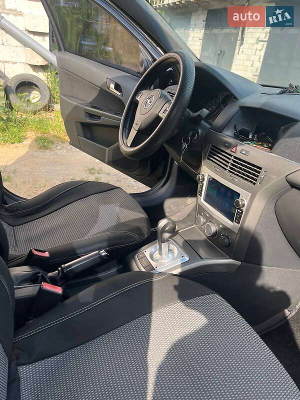 Хэтчбек Opel Astra 2005 в Могилев-Подольске