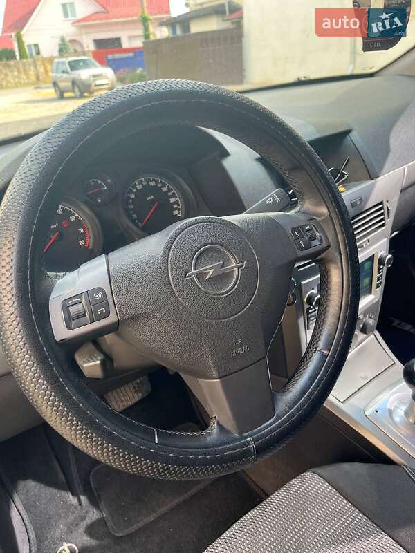 Хэтчбек Opel Astra 2005 в Могилев-Подольске