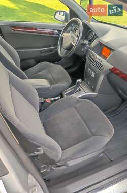 Хэтчбек Opel Astra 2004 в 