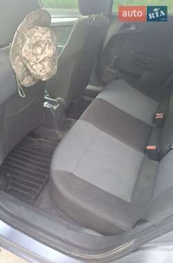 Хэтчбек Opel Astra 2004 в 
