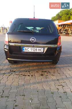 Універсал Opel Astra 2010 в Луцьку