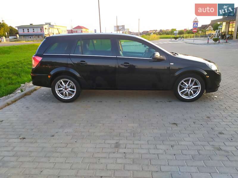 Универсал Opel Astra 2010 в Луцке