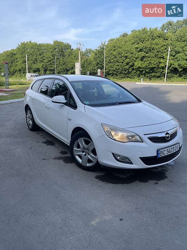 Универсал Opel Astra 2011 в 