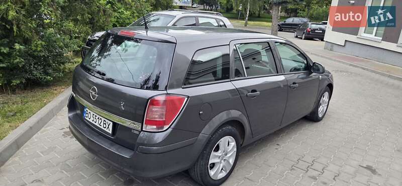 Універсал Opel Astra 2011 в Тернополі