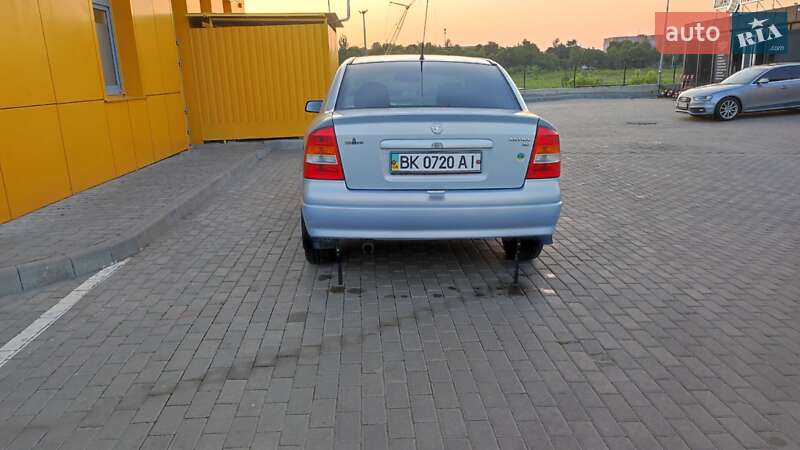 Седан Opel Astra 2004 в Рівному