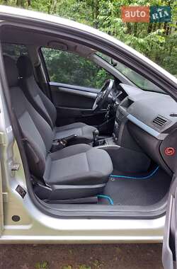 Хэтчбек Opel Astra 2006 в 