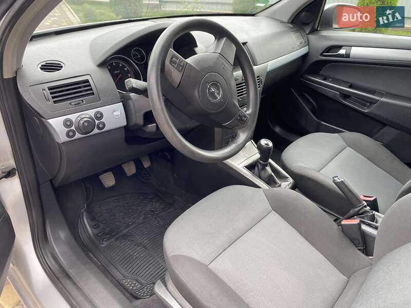 Універсал Opel Astra 2005 в Нововолинську