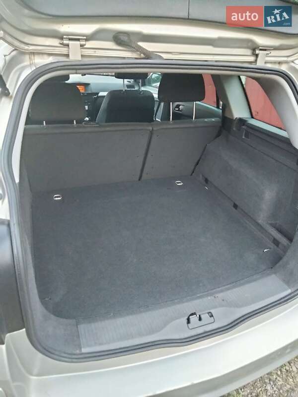 Универсал Opel Astra 2010 в Калуше