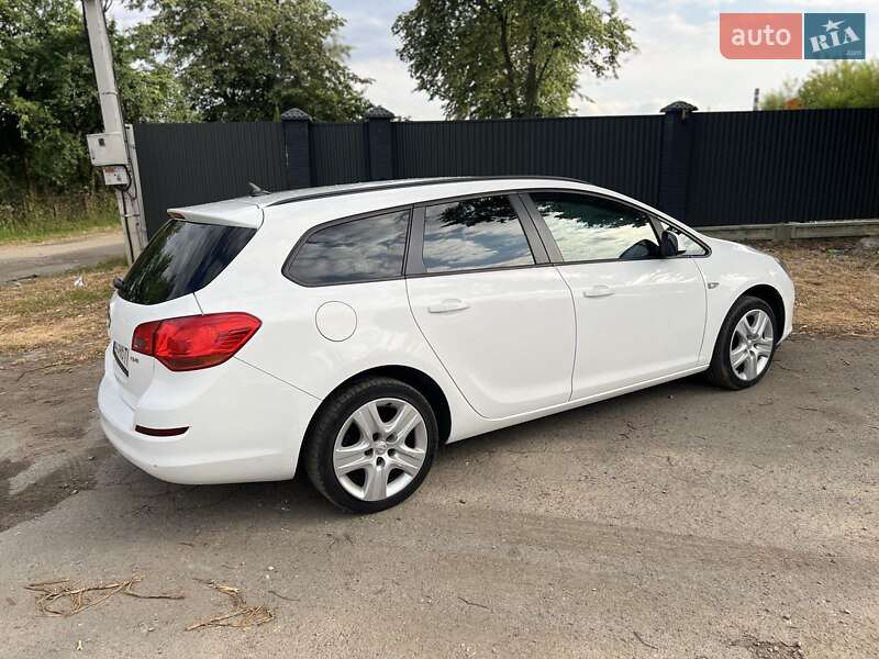Універсал Opel Astra 2011 в Львові