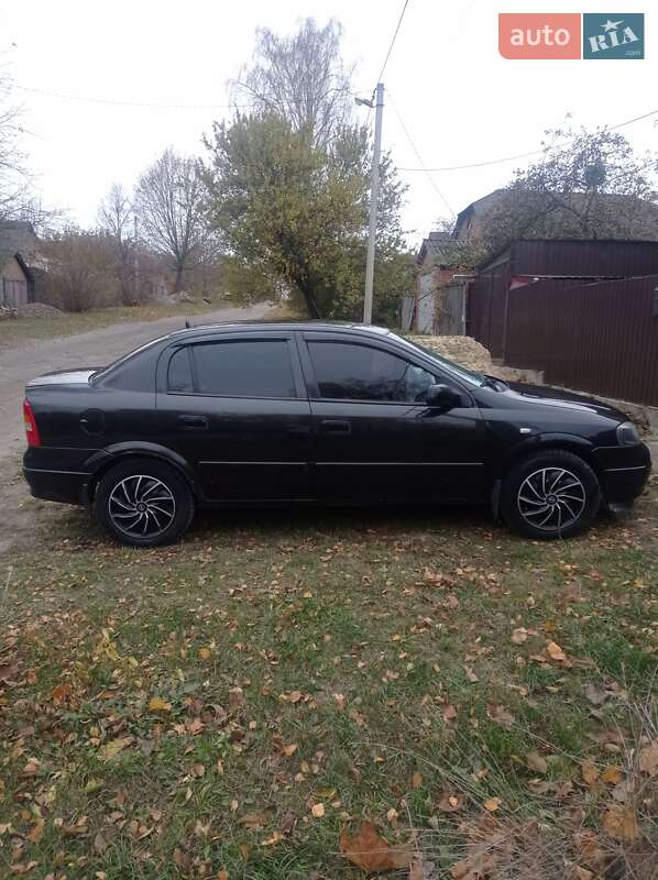 Седан Opel Astra 2008 в Ромнах