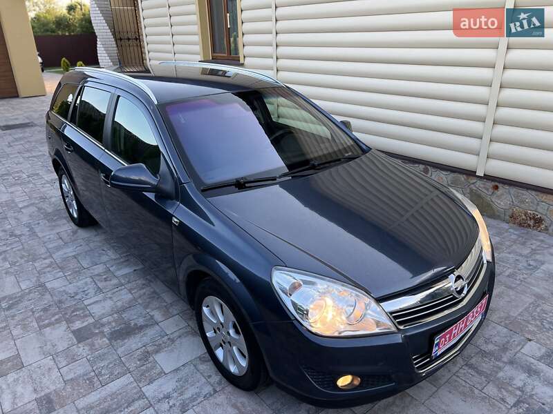 Универсал Opel Astra 2010 в Сарнах