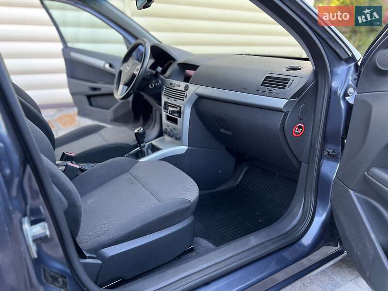 Универсал Opel Astra 2010 в Сарнах