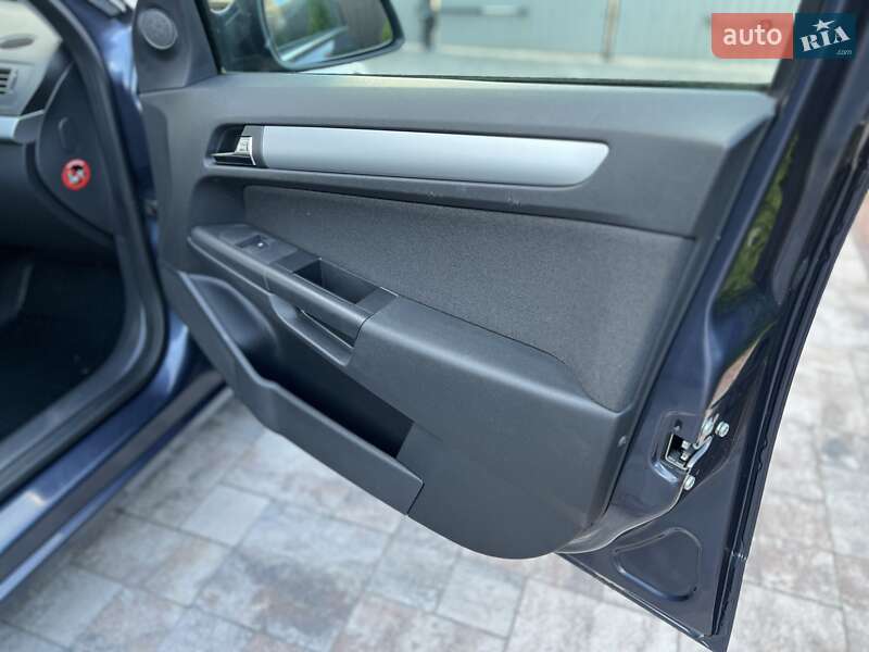 Универсал Opel Astra 2010 в Сарнах