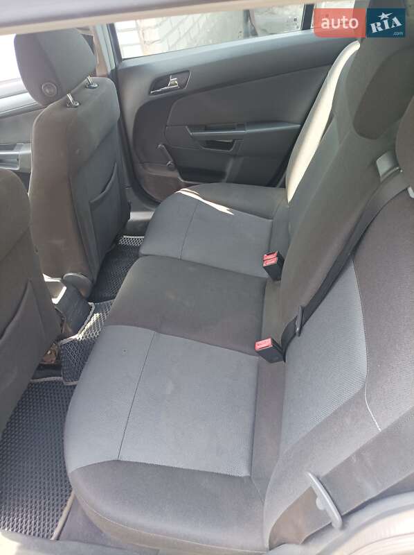 Универсал Opel Astra 2004 в Казатине