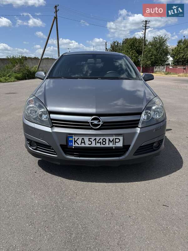 Хэтчбек Opel Astra 2005 в 