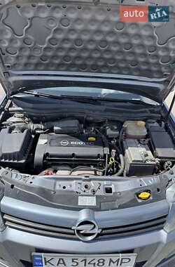 Хэтчбек Opel Astra 2005 в 