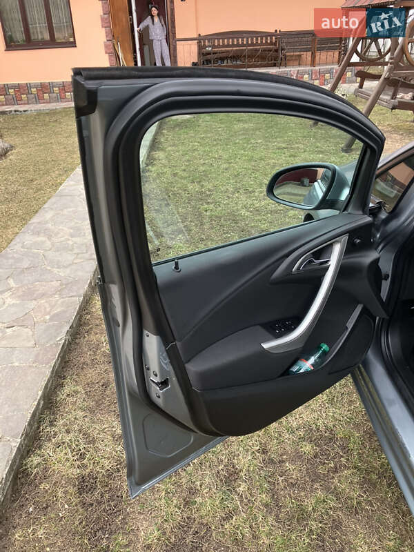 Универсал Opel Astra 2013 в Кицмани