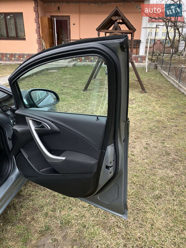 Универсал Opel Astra 2013 в Кицмани
