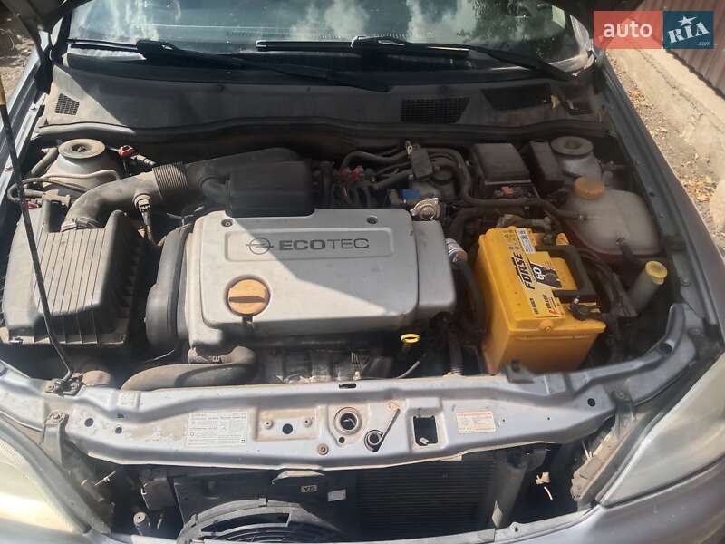 Седан Opel Astra 2004 в Новом Буге