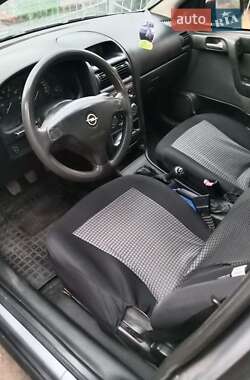 Седан Opel Astra 2004 в Новом Буге