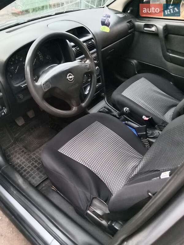 Седан Opel Astra 2004 в Новом Буге