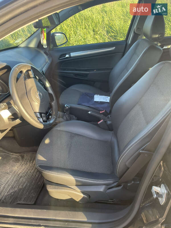 Універсал Opel Astra 2010 в Тернополі