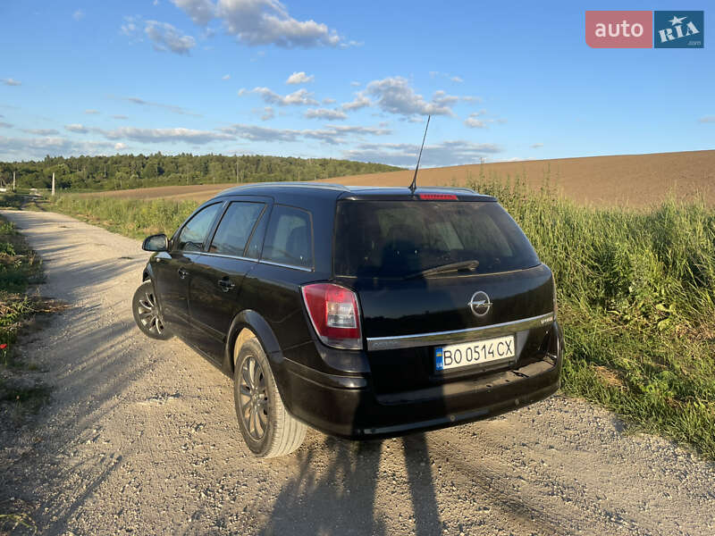 Універсал Opel Astra 2010 в Тернополі
