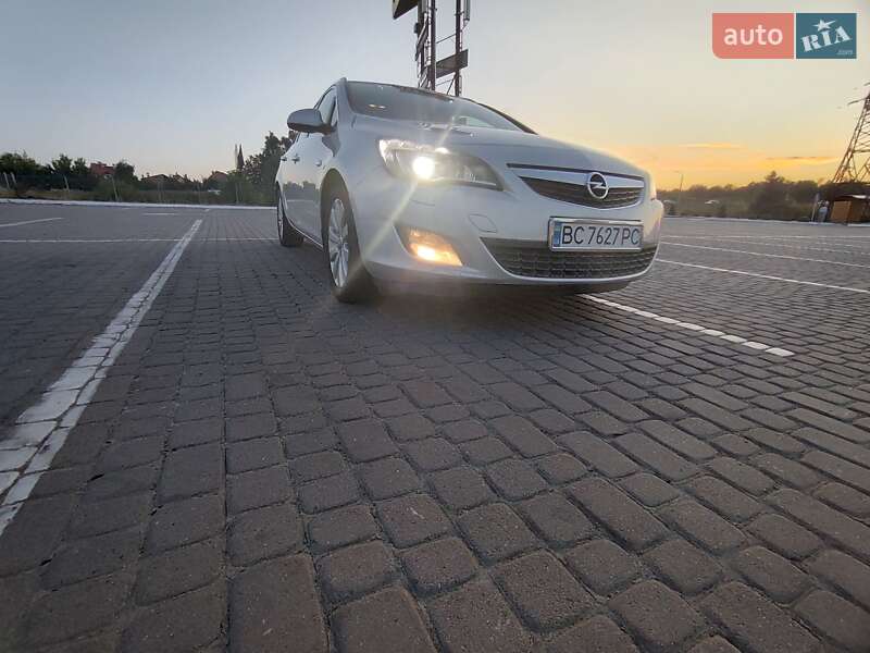 Універсал Opel Astra 2012 в Львові