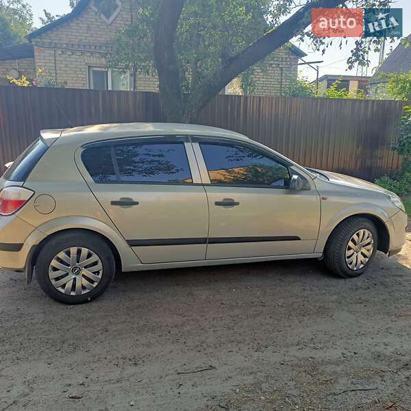 Хэтчбек Opel Astra 2006 в Боровой