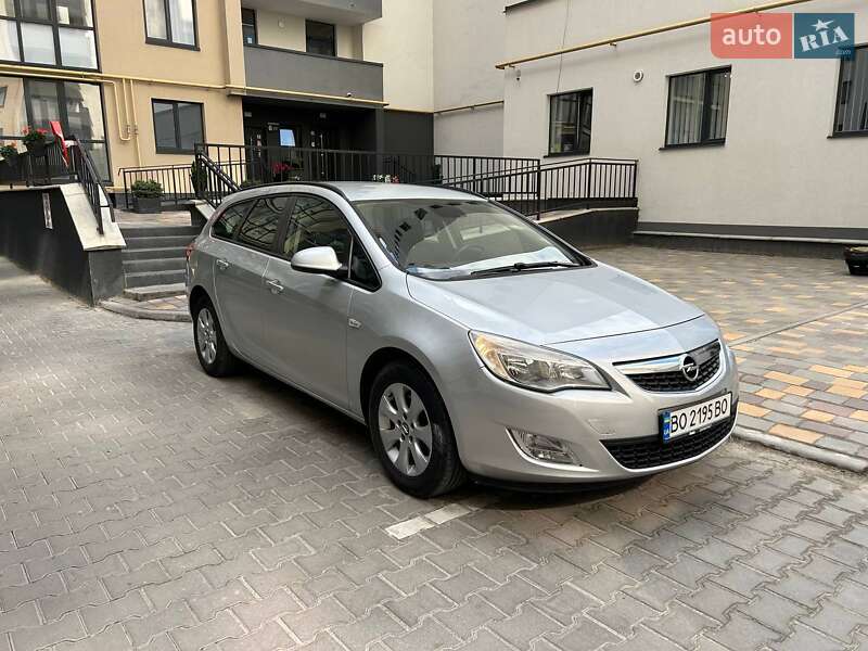 Універсал Opel Astra 2011 в Тернополі