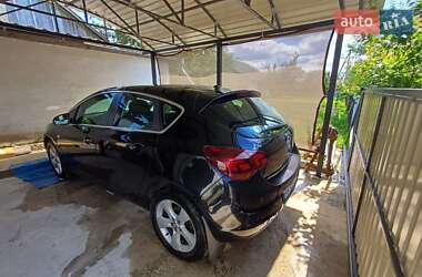 Хэтчбек Opel Astra 2011 в 