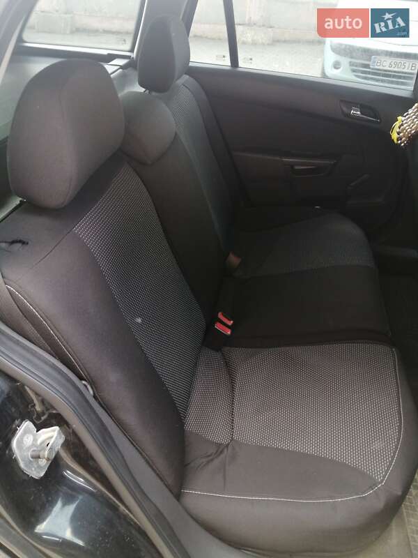 Универсал Opel Astra 2013 в Львове