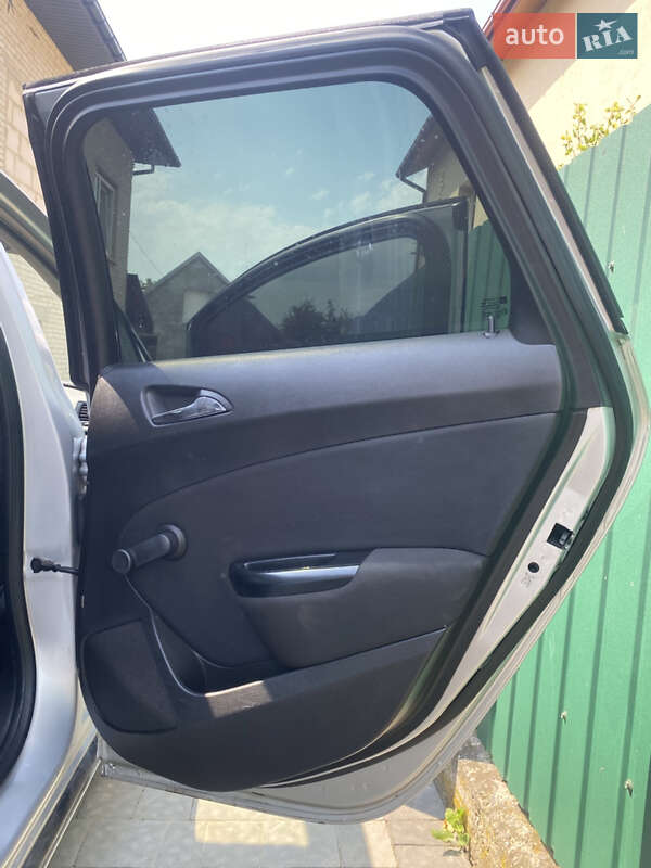 Универсал Opel Astra 2011 в Львове
