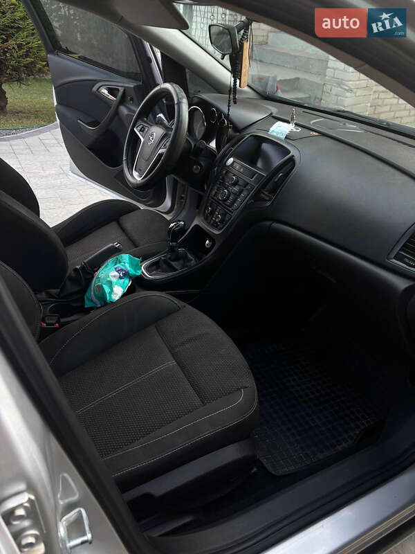 Универсал Opel Astra 2011 в Львове