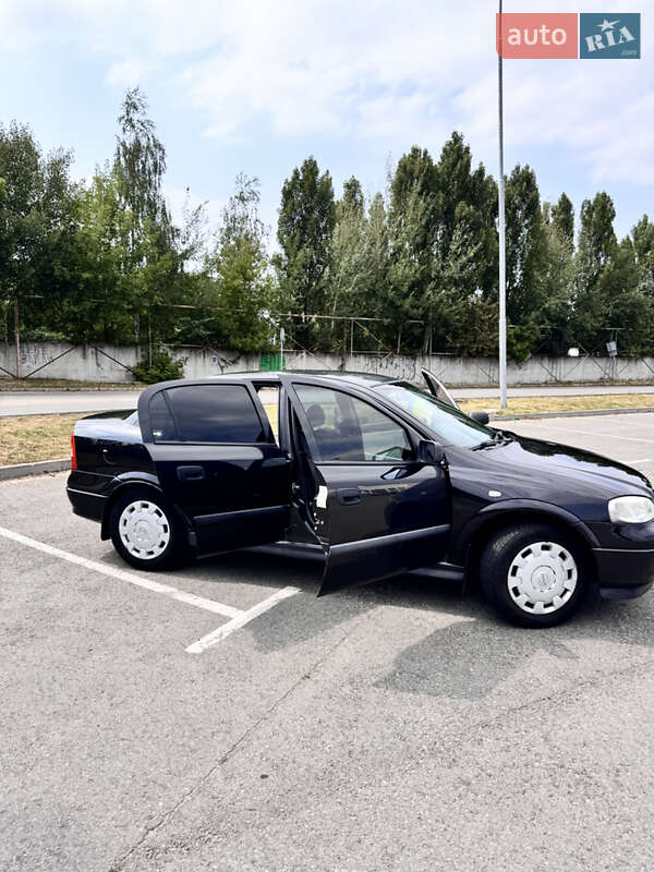 Седан Opel Astra 2006 в Киеве