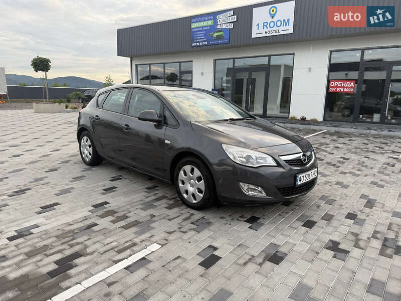 Хэтчбек Opel Astra 2011 в Ужгороде