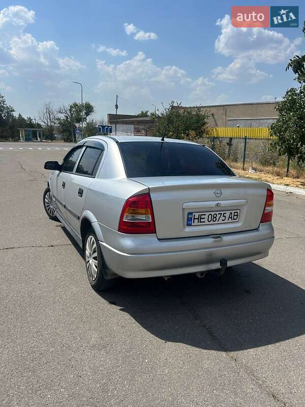 Седан Opel Astra 2005 в Новой Одессе