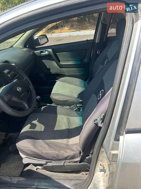 Седан Opel Astra 2005 в Новой Одессе