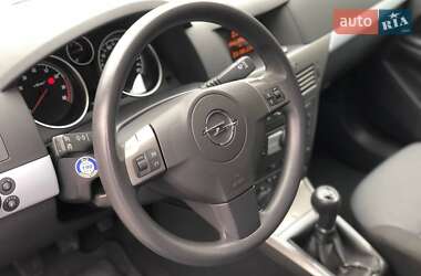 Хэтчбек Opel Astra 2005 в 