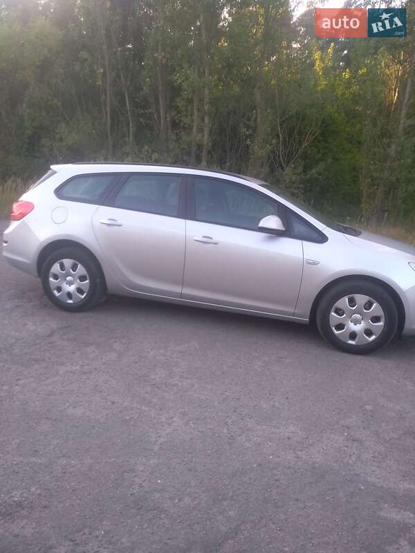 Универсал Opel Astra 2011 в Радивилове