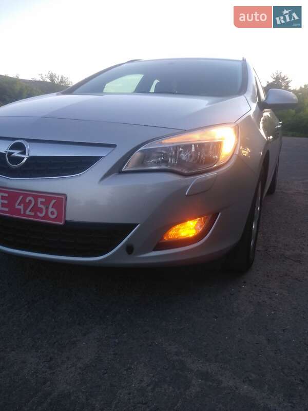 Универсал Opel Astra 2011 в Радивилове