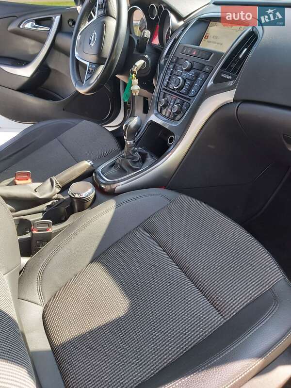 Универсал Opel Astra 2012 в Нововолынске